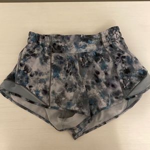 Lululemon hotty hot shorts regular length (2.5)
